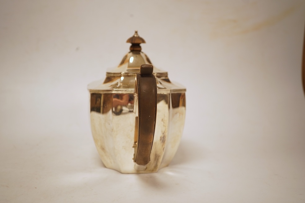 An Edwardian silver teapot, by Goldsmiths & Silversmiths Co Ltd, London, 1904, gross weight 19.9oz.